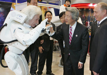 2005년 아시아태평양경제협력체(APEC) 정상회의 당시 IT전시관을 찾은 고이즈미 준이치로 일본 총리가 휴보를 만나고 있다.