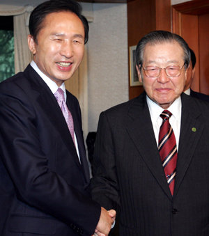 한나라당 이명박 대선후보(왼쪽)가 30일 서울 중구 청구동 김종필 전 자민련 총재의 자택을 방문해 김 전 총재와 악수하고 있다. 국회사진기자단