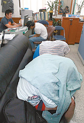 20대 여자 회사원 2명을 납치해 성폭행한 뒤 살해한 혐의를 받고 있는 박모 씨 등 일당 3명이 30일 서울 용산경찰서에서 조사를 받고 있다. 전영한  기자