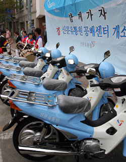 신문유통원이 공배센터에 지원한 배달 오토바이들. 하지만 막대한 국고를 들인 공배센터가 부실하거나 편법으로 운영돼 세금 낭비를 부채질한다는 지적이 일고 있다. 동아일보 자료 사진