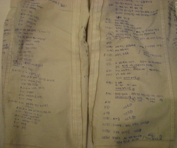 42일간 인질생활을 했던 서명화 씨가 31일 아프가니스탄 카불에서 열린 기자회견에서 공개한 피랍일지. 탈레반의 눈을 피해 흰 바지 안쪽에 몰래 적은 내용들이다. 카불=사진 공동취재단