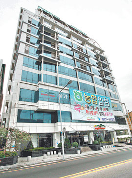 김상진 씨 건설업체 사무실정윤재 전 대통령의전비서관과 각별한 사이로 알려진 부산지역 건설업자 김상진 씨가 실소유주인 I기업 사무실이 있는 부산 금정구 부곡동 A타워. 부산=최재호 기자