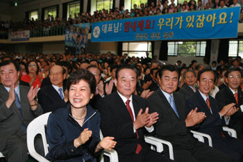 박근혜 전 한나라당 대표(앞줄 왼쪽)가 2일 대구 달성군 군민체육관에서 열린 ‘대구·경북 선거대책위원회 해단식 및 감사모임’에 참석해 박수를 치고 있다. 대구=연합뉴스