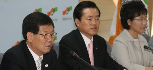 대통합민주신당 첫 간부회의대통합민주신당이 3일 오전 서울 영등포구 당산동에 마련된 새 당사에서 첫 번째 확대간부회의를 열었다. 오충일 대표(왼쪽)는 아프가니스탄 한국인 피랍 사태와 관련해 “개신교의 공세적 해외선교 방법을 이제는 바꿀 필요가 있다”고 말했다. 김동주 기자