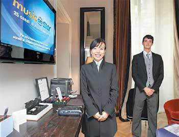 2일(현지 시간) 이탈리아 밀라노 ‘타운하우스 갤러리아’에서 집사로 근무하는 한국인 김혜란 씨(왼쪽)와 현지인 동료가 호텔에 설치된 삼성전자 플라스마디스플레이패널(PDP) TV 앞에서 손님을 기다리고 있다. 세계 최초 7성 호텔인 타운하우스 갤러리아는 PDP TV뿐 아니라 액정표시장치(LCD) TV, 휴대전화, 프린터 등 총 280대의 디지털 기기를 삼성전자에서 구입했다. 밀라노=연합뉴스