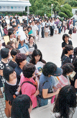 수시모집 설명회 장사진 한국대학교육협의회는 4일 2008학년도 정시모집 요강 주요사항을 발표했다. 이날 서울 송파구 잠실동 정신여고에서 열린 ‘2008학년도 대입 수시 2학기 모집 학부모 진학설명회’에서 고교 3학년 학부모들이 입시 자료를 받기 위해 줄을 서 있다. 전영한  기자