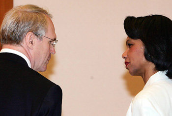 6자회담을 이끌어 온 콘돌리자 라이스 미국 국무장관(오른쪽)과 크리스토퍼 힐 국무부 차관보가 카메라를 등지고 뭔가를 논의하고 있다. 북-미 간 직접대화의 시작으로 평가되는 2005년 7월 9일 베이징 북-미 단독 회동이 끝난 직후인 13일 청와대를 방문한 자리다. 동아일보 자료 사진