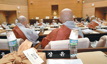 4일 신정아 씨의 동국대 교수 임용과 관련해 내홍을 겪고 있는 대한불교 조계종은 이 문제의 향후 대책을 논의하기 위해 서울 종로구 한국불교역사문화기념관에서 중앙종회 임시회를 개최했다. 그러나 신 씨 파문의 핵심 인물인 장윤 스님은 불참해 자리가 빈 채로 회의가 진행됐다. 박영철  기자