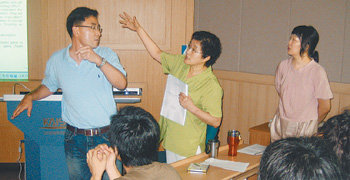 3일 오후 1시 KAIST 창의 학습관 102호 강의실에서 열린 ‘근대 유럽의 문화’ 수업. 김대륜 교수(강단 왼쪽)가 강의 개요를 설명하다가 부연 설명하려는 노영해 교수(강단 가운데)와 우정아 교수(강단 오른쪽)를 돌아다보고 있다. 대전=지명훈 기자