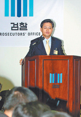 부산지검 수사상황 브리핑 정윤재 전 대통령의전비서관과 각별한 사이인 부산의 건설업자 김상진 씨 의혹 사건을 수사 중인 부산지검의 정동민 2차장이 4일 정 전 비서관과 김 씨 등에 대한 수사 상황을 브리핑하고 있다. 부산=연합뉴스