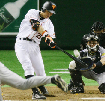 요미우리 이승엽이 한신과의 도쿄 홈경기에서 2회와 4회 연타석 홈런을 때린 뒤 6-8로 뒤진 8회 2사 후 오른쪽 담장을 넘어가는 자신의 세 번째 홈런을 터뜨리고 있다. 이승엽은 2004년 일본 진출 후 처음으로 한 경기 3홈런을 터뜨린 것을 포함해 4타수 4안타의 맹타를 휘둘렀다. 도쿄=교도 연합뉴스