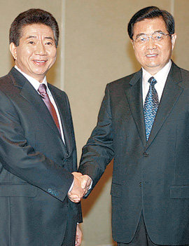 손잡은 韓-中 정상 노무현 대통령이 7일 호주 시드니에서 후진타오 중국 국가주석과 정상회담에 앞서 악수하고 있다. 시드니=김경제 기자