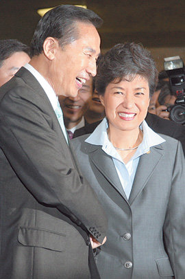 한나라당 이명박 대선후보(왼쪽)와 박근혜 전 대표가 7일 경선 이후 처음 만나 악수하고 있다. 김동주 기자