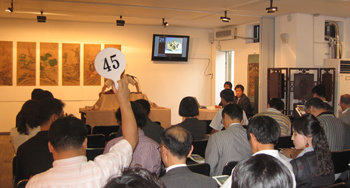 6일 서울 종로구 경운동 동예헌에서 열린 고미술 경매 현장. 고미술시장의 불황을 보여 주기라도 하듯 이날 경매는 가라앉은 분위기였고 낙찰률도 20%에 그쳤다. 이광표  기자