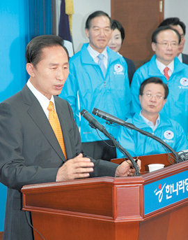 한나라당 이명박 대선후보가 9일 서울 여의도 당사에서 기자회견을 열고 ‘정권교체 100일 대장정’을 선언했다. 김동주 기자
