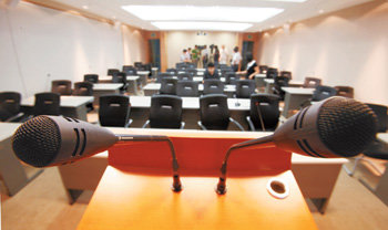 기자들 외면받는 브리핑 지난달 29일 외교통상부는 출입기자단이 정부의 취재 통제안에 반대해 새로 마련된 1층 브리핑룸에 들어오지 않았는데도 ‘아프가니스탄 피랍자 석방’에 대한 브리핑을 강행했다. 이날 브리핑에는 외신기자 몇 명만 참석했다. 동아일보 자료 사진