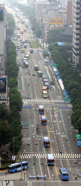 “그 많던 차 어디로 몰렸을까” ‘서울 차 없는 날’ 행사가 열린 10일 오전 서울 종로 거리에서는 버스를 제외한 모든 차량이 통제돼 한가한 모습이었다. 차가 줄어 출근시간이 단축된 시민들은 이날 행사를 반긴 반면 일방적인 교통 통제에 불만을 쏟아낸 시민도 적지 않았다. 변영욱 기자