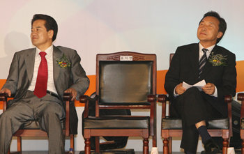 대통합민주신당 대선 경선 후보인 정동영 전 열린우리당 의장(왼쪽)과 손학규 전 경기지사가 10일 충북 청주 실내체육관에서 열린 합동연설회에서 자신들을 비판하는 유시민 전 보건복지부 장관의 연설을 듣고 있다. 청주=김동주  기자