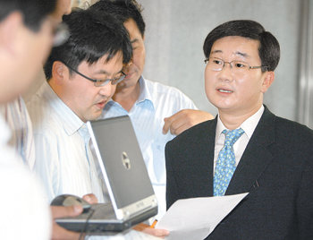 靑 “변양균-신정아 가까운 사이” 전해철 대통령민정수석비서관(오른쪽)이 10일 청와대에서 변양균 대통령정책실장이 그동안 해명과 달리 신정아 씨와 가까운 사이라는 사실이 밝혀졌다고 발표한 뒤 기자들의 질문에 답하고 있다. 김경제 기자