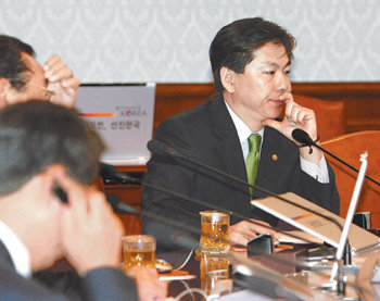 11일 서울 종로구 세종로 정부중앙청사에서 열린 국무회의에 참석한 김창호 국정홍보처장이 잠시 생각에 잠겨 있다. 연합뉴스