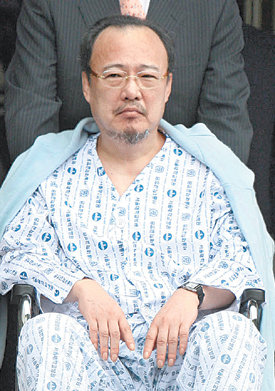 11일 서울중앙지법에서 열린 항소심 선고 공판에서 집행유예를 선고받은 김승연 한화그룹 회장이 휠체어에 앉아 법원을 나서고 있다. 연합뉴스