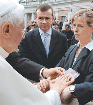 교황까지 만났는데… 게리와 케이트 매캔 부부가 올해 5월 30일 로마 바티칸에서 교황 베네딕토 16세를 알현하고 실종된 딸 매들린의 사진을 보여 주며 도움을 호소하고 있다.