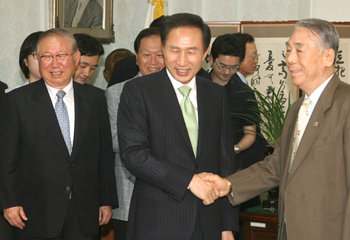 헌정회 방문한 李한나라당 이명박 대선후보(가운데)가 11일 서울 중구 헌정회를 방문해 이철승 회장과 악수하고 있다. 신원건 기자