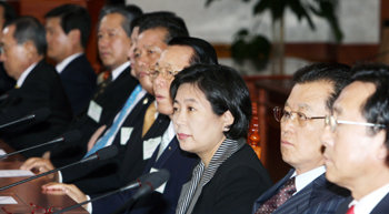 정상회담 경제인 간담회11일 청와대에서 열린 남북 정상회담 경제인 간담회에 참석한 경제인들이 노무현 대통령의 인사말을 듣고 있다. 김경제 기자