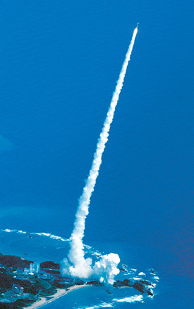 일본의 달 탐사위성 ‘가구야’를 실은 H2A 로켓 13호가 14일 가고시마 현 다네가 섬 우주센터에서 발사되고 있다. 일본의 달 탐사 프로젝트는 올 하반기와 내년에 시작될 중국, 인도의 달 탐사보다 한발 앞선 것으로 가구야는 12월부터 1년간 달의 고도 약 100km 상공에서 각종 관측 활동을 벌일 예정이다. 가구야는 일본 전래동화에 나오는 ‘달에서 온 공주’의 이름을 딴 것이다. 사진 제공 아사히신문