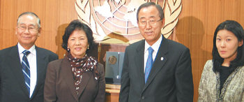 반기문 유엔 사무총장이 13일 제1회 포니정 혁신상을 수상했다. 왼쪽부터 김진현 포니정 재단 이사장, 고 정세영 씨의 부인 박영자 여사, 반기문 총장, 정유경 포니정 재단 이사. 뉴욕=공종식  특파원