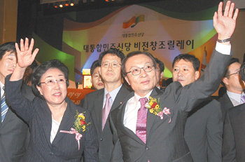 14일 강원 춘천시에서 열린 대통합민주신당 ‘비전창조릴레이’ 행사에서 한명숙 전 국무총리(왼쪽)가 이해찬 전 총리 지지를 선언해 후보 단일화를 한 뒤 지지자들을 향해 손을 흔들어 인사하고 있다. 춘천=신원건  기자