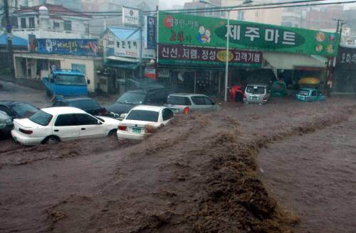 16일 태풍 ‘나리’가 제주시 지역에 최고 400㎜에 가까운 물폭탄을 퍼부으면서 하천을 복개해 개설한 제주시 도남동 제석사로가 넘쳐흘러 도로변에 주차한 차량 100여대가 휩쓸렸다.[제주도청 제공]