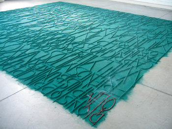 향 가루로 칠레 사람들의 이름을 표현한 뒤 그 이름을 태워 나가면서 인간 존재에 대한 철학적 사유를 제공한 오인환 씨의 ‘남자가 남자를 만나는 곳’. 이번 전시에서 칠레인들에게 가장 강한 인상을 남긴 작품 가운데 하나다. 산티아고=이광표 기자