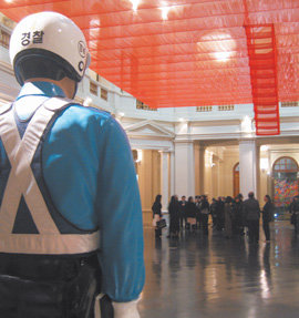 산티아고 현대미술관 중앙홀 천장에 설치된 서도호 씨의 ‘계단’과 최정화 씨의 ‘경찰’. 서로 어울릴 것 같지 않은 두 작품을 한 공간에 배치해 칠레인들에게 새로운 미술 경험의 기회를 제공했다는 평가를 받고 있다. 산티아고=이광표 기자