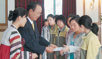 참빛그룹 이대봉 회장(왼쪽에서 두 번째)이 중국 독립투사 유자녀들에게 장학금을 전달하고 있다. 베이징=하종대 특파원
