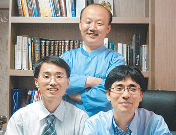 의사와 한의사 면허증을 모두 취득한 안병준 이준서 오재도 씨(왼쪽부터)는 양한방 통합 진료를 위해 노력하겠다는 각오를 밝혔다. 이진한 기자