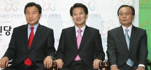 16일 충북 청주 상당구청에서 열린 대통합민주신당 강원 충북 지역 순회 경선 개표 결과 발표회에서 종합 1위를 한 정동영 전 열린우리당 의장(가운데)이 가벼운 미소를 짓고 있다. 이날 성적이 3위에 그쳐 종합순위 2위에 머문 손학규 전 경기지사(왼쪽)는 다소 당황한 표정을 보이고 있다. 청주=신원건 기자