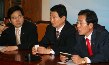 “신정아 게이트 철저 규명을”한나라당 홍준표 권력형비리조사특위 위원장, 안상수 원내대표, 심재철 특위 부위원장(오른쪽부터) 등이 17일 국회에서 조사특위 산하 ‘신정아 게이트’ 진상조사단 회의를 열고 신 씨 관련 의혹 규명 방안 등에 대해 논의했다. 김동주  기자