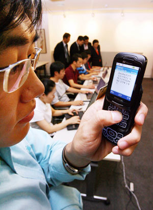 모바일투표 선거인단 접수대통합민주신당이 17일 서울 서대문구 신촌의 한 건물에서 국민경선 모바일 투표 시연회를 열고 선거인단 접수를 시작했다. 선거인단으로 신청하려는 한 대학생이 휴대전화로 전송된 개인 인증번호를 보고 있다. 연합뉴스