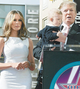 올해 1월 미국의 부동산 재벌 도널드 트럼프 씨(오른쪽)와 28세 연하의 부인 멜라니아 씨, 그리고 늦둥이 아들 배런 군의 모습. 동아일보 자료 사진