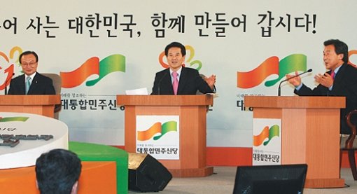 정동영 전 열린우리당 의장(가운데)과 손학규 전 경기지사(오른쪽), 이해찬 전 국무총리가 18일 대전 서구 오페라 웨딩홀에서 열린 대통합민주신당 대선 후보 경선 정책토론회에서 토론을 벌이고 있다. 대전=김동주 기자