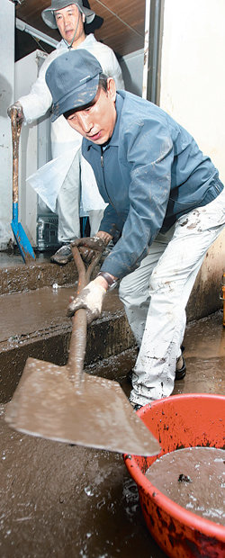 한나라당 이명박 대선후보가 18일 제주시 삼도2동 동안두기 마을에서 태풍 ‘나리’로 피해를 본 수재민들과 함께 복구 작업을 하고 있다. 제주=국회사진기자단