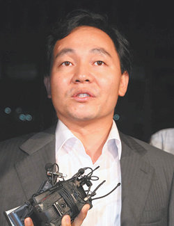 건설업자 김상진씨로부터 수천만원을 받은 혐의로 검찰 조사를 받은 정윤재 전 청와대비서관이 18일 오후 부산지검 청사를 나와 귀가하고 있다. 부산=최재호 기자