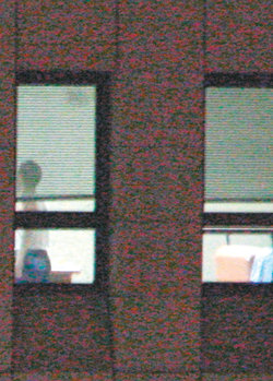 정윤재씨 밤늦게까지 조사18일 건설업자 김상진 씨에게서 수천만 원을 받았다는 혐의를 받고 있는 정윤재 전 대통령의전비서관을 조사한 부산지검 특수부 사무실에 밤늦게까지 불이 켜져 있다. 정 전 비서관은 이날 오후 10시경 귀가했으며 검찰은 19일 사전 구속영장 청구 등 사법처리 여부를 최종 결정할 예정이다. 부산=연합뉴스