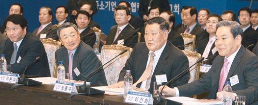 청와대에 모인 4대그룹 총수 이건희 삼성그룹 회장, 정몽구 현대차 회장, 구본무 LG그룹 회장, 최태원 SK그룹 회장(오른쪽부터)이 19일 청와대에서 열린 ‘대기업·중소기업 상생협력 성과보고회’에 참석해 행사 내용을 경청하고 있다. 청와대 사진기자단