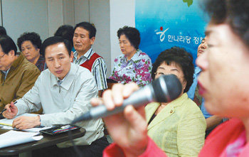 한나라당 이명박 대선 후보가 19일 서울 서초구 서초동 대한법률구조공단에서 열린 ‘신용불량자가 다시 웃는 사회’ 타운미팅에서 한 신용불량자의 발표에 귀를 기울이고 있다. 이종승  기자