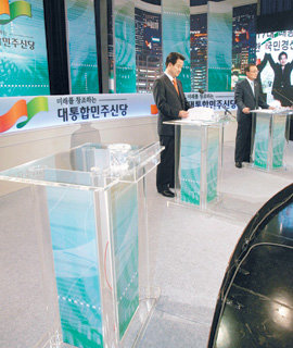 孫 빠진 토론회 19일 서울 양천구 목동 SBS 스튜디오에서 열린 대통합민주신당 대선 경선주자 토론회에서 정동영 전 열린우리당 의장과 이해찬 전 국무총리(오른쪽)가 양자 토론을 벌이고 있다. 손학규 전 경기지사는 불공정 경선에 항의하며 토론에 불참했다. 국회사진기자단