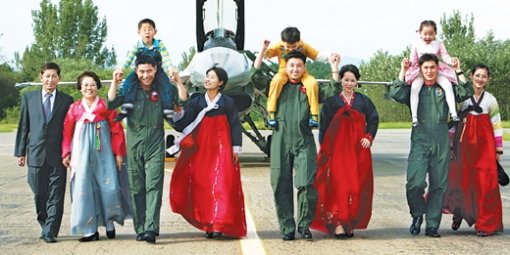 공군 조종사 3명을 사위로 둔 신흥복 윤영애 씨 부부가 추석 비상대기근무로 처가에 올 수 없는 사위들을 찾았다. 왼쪽부터 신흥복 윤영애 씨, 정한진 소령과 신중자 씨, 김원섭 소령과 신현숙 씨, 한상준 대위와 신상희 씨. 충주=연합뉴스