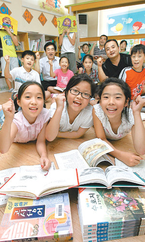 제주 고산초교 어린이들이 이 학교의 명물 수길도서관에서 독서의 즐거움을 만끽하고 있다. 도서관을 즐거운 놀이터로 바꾼 ‘위대한 아빠’ 위종덕 씨, 김현주 학교운영위원회 회장, 김재식 교장이 아이들과 함께했다. 제주=김재명 기자