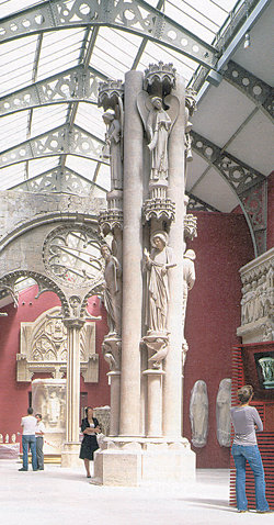 19일 프랑스 파리 샤이요 궁에 문을 연 ‘건축 문화재 박물관’. 중앙에 스트라스부르 노트르담 성당의 ‘천사의 기둥’과 뒤로 부르주 생테티엔 성당의 북쪽 문이 보인다. 사진 제공 프랑스 건축 문화재 박물관